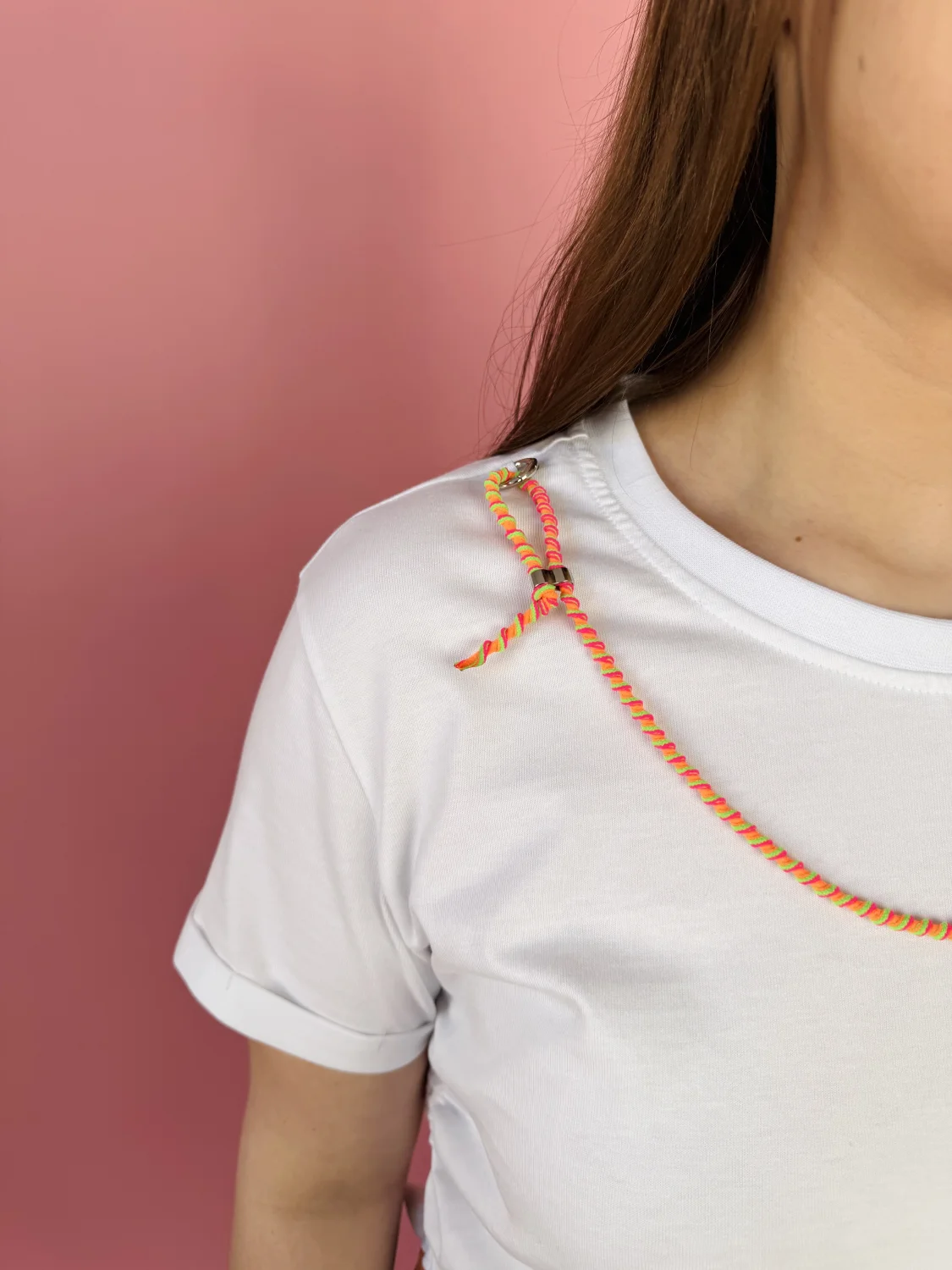 Biały t-shirt z tunelem i sznurkami