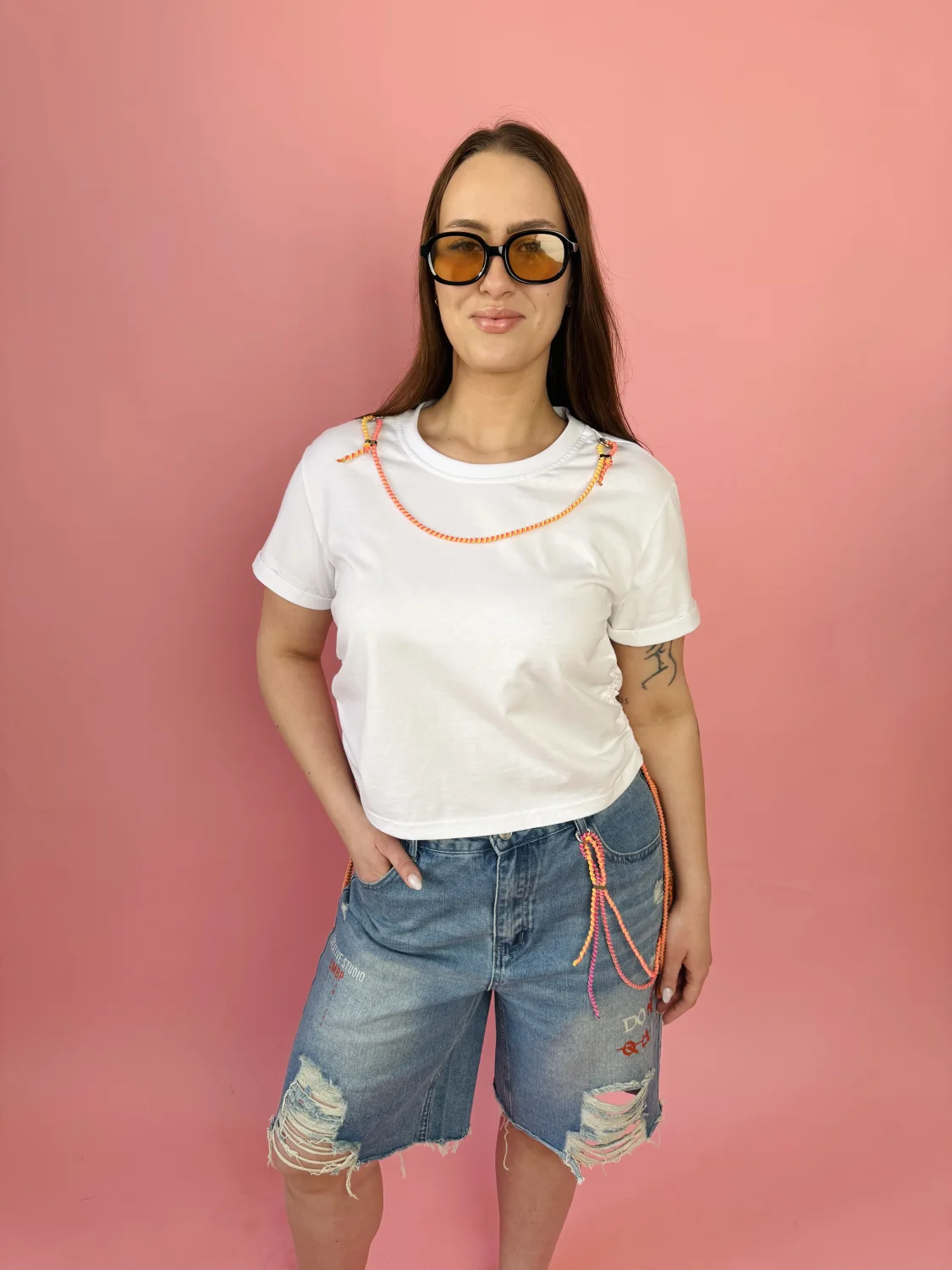 Biały t-shirt z tunelem i sznurkami