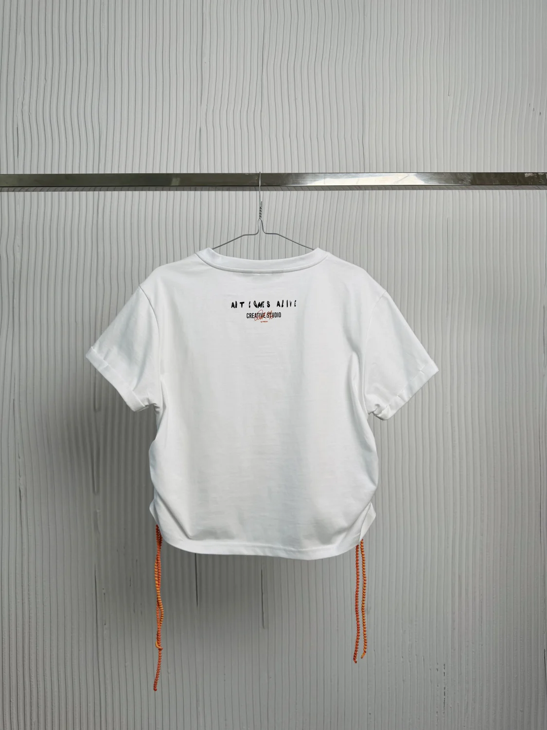 Biały t-shirt z tunelem i sznurkami