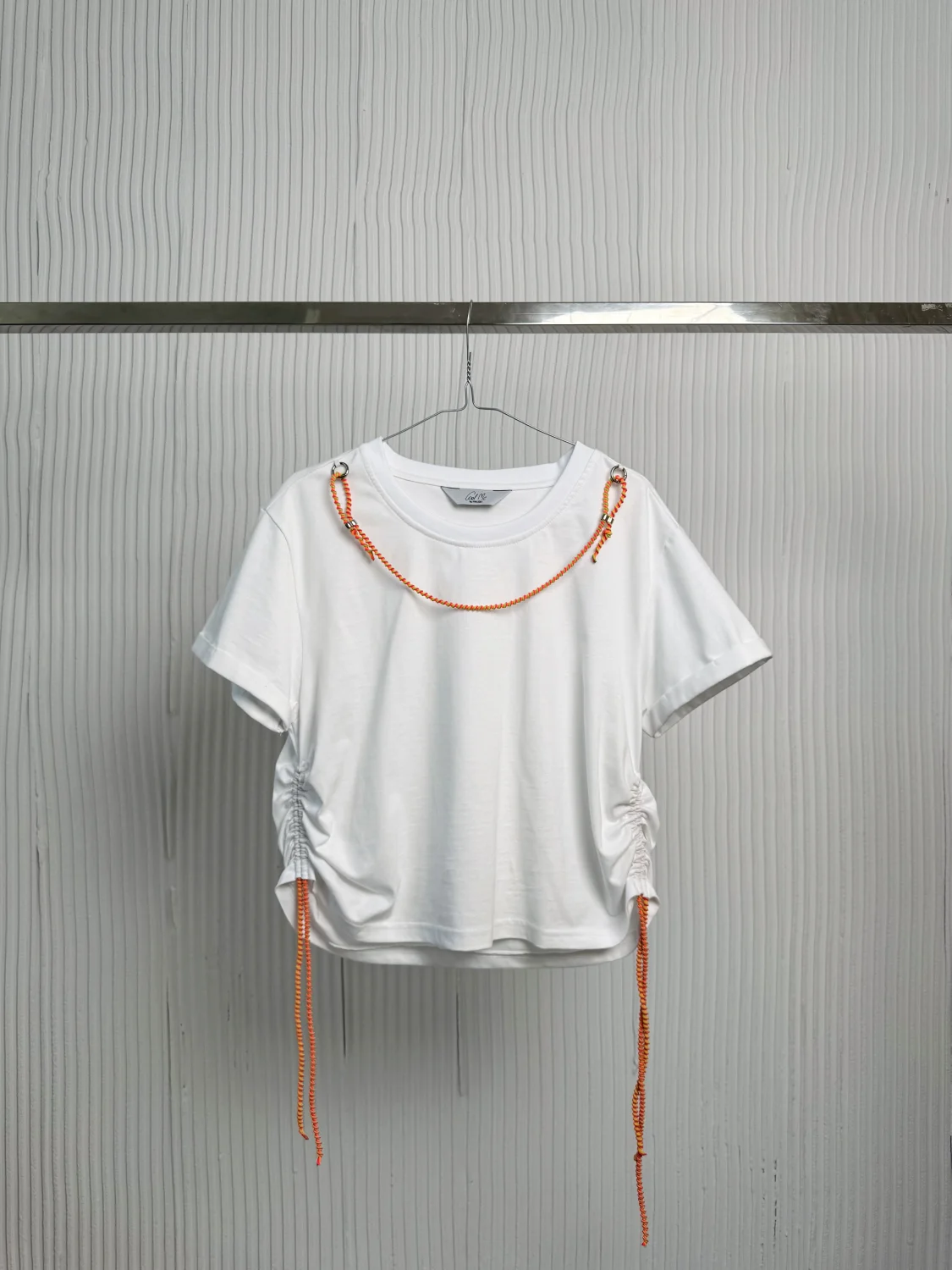 Biały t-shirt z tunelem i sznurkami